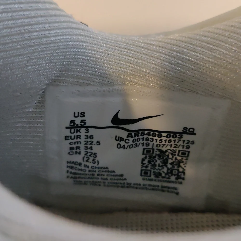 Nike Women's Sneakers White and Black - Picture 3 of 7